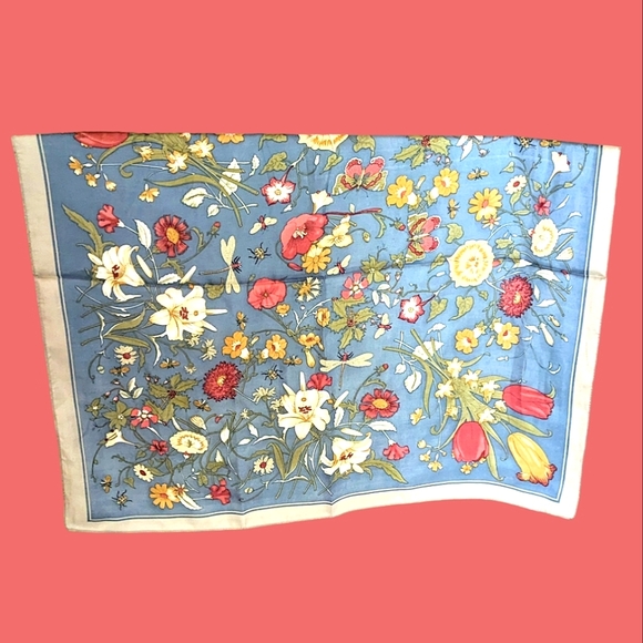 🌼🌲🎁NWOT Beautiful, Silky, Floral Square Scarf. Great Gift! - Picture 5 of 5